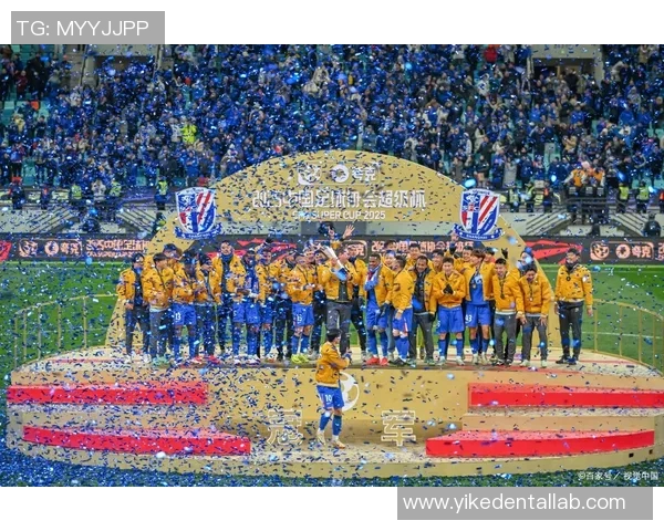 绿茵巨星闪耀时刻展现足球激情与荣耀瞬间